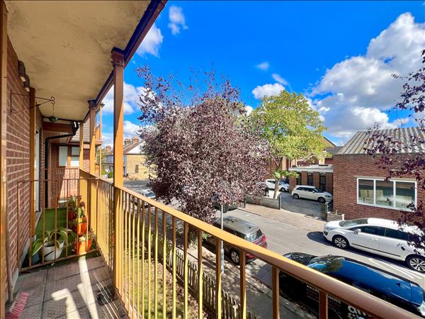 Portchester Court, Leigh on Sea * OPEN TO OFFERS *