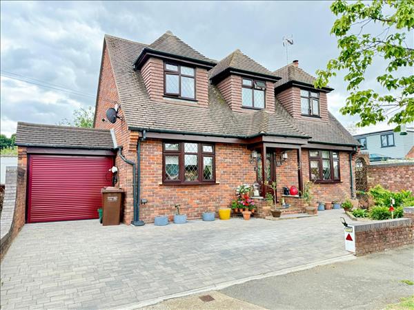 * DETACHED * Highlands Estate, Leigh on Sea