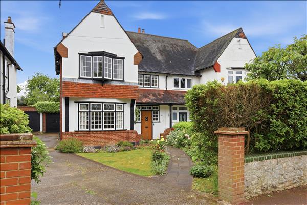 Eastwood Boulevard, Westcliff on Sea * IMPRESSIVE GARDEN SPACE *